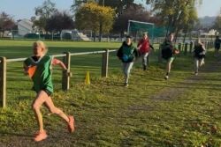 Illustration-des jambes qui courent dans un monde qui clique